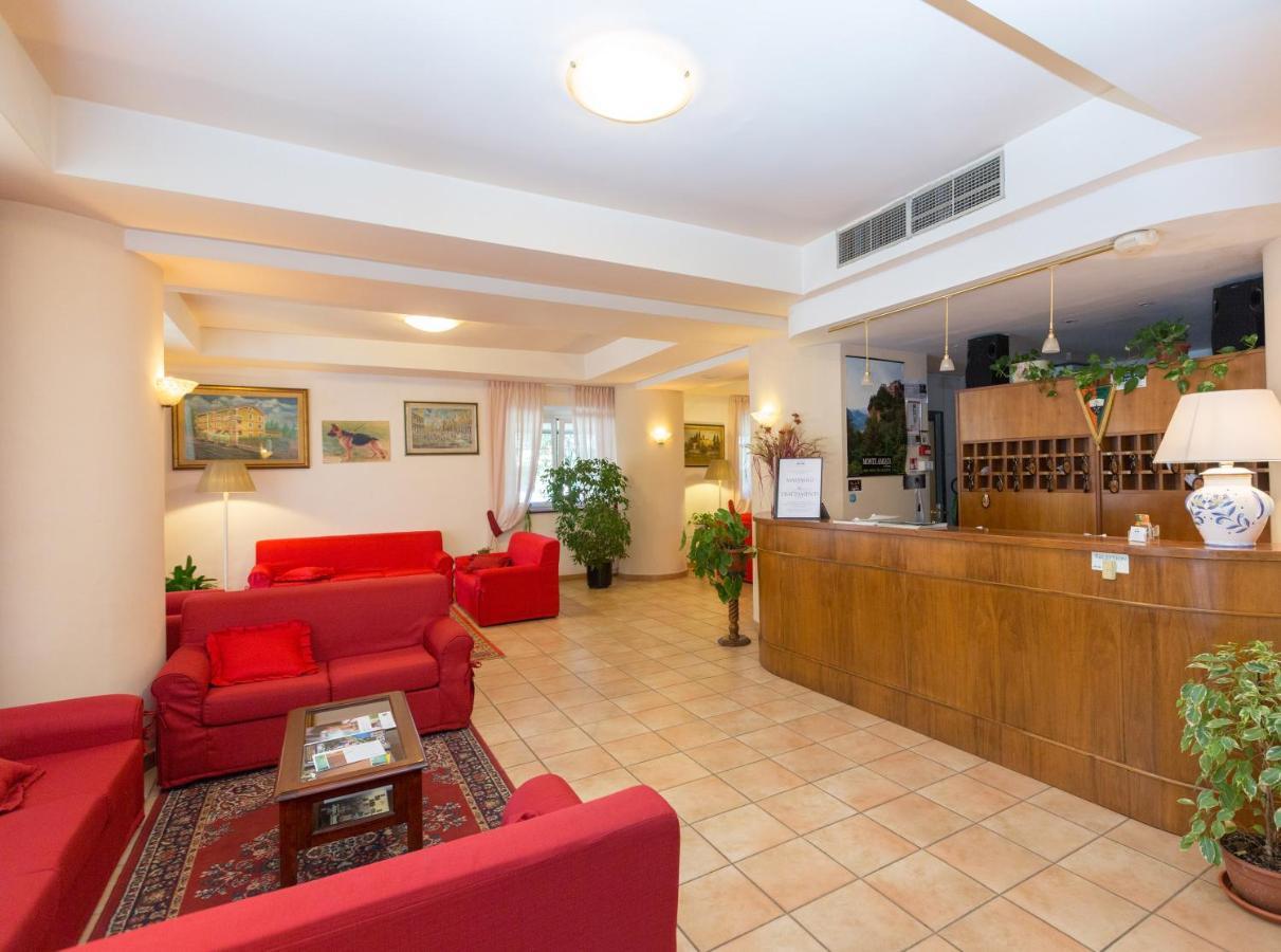 Hotel Gambrinus Abbadia San Salvator Bagian luar foto