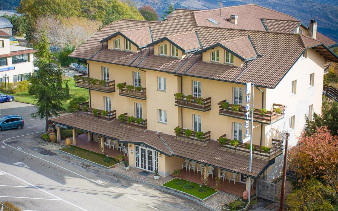 Hotel Gambrinus Abbadia San Salvator Bagian luar foto